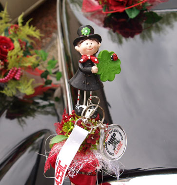 dekoracje samochodu do ślubu